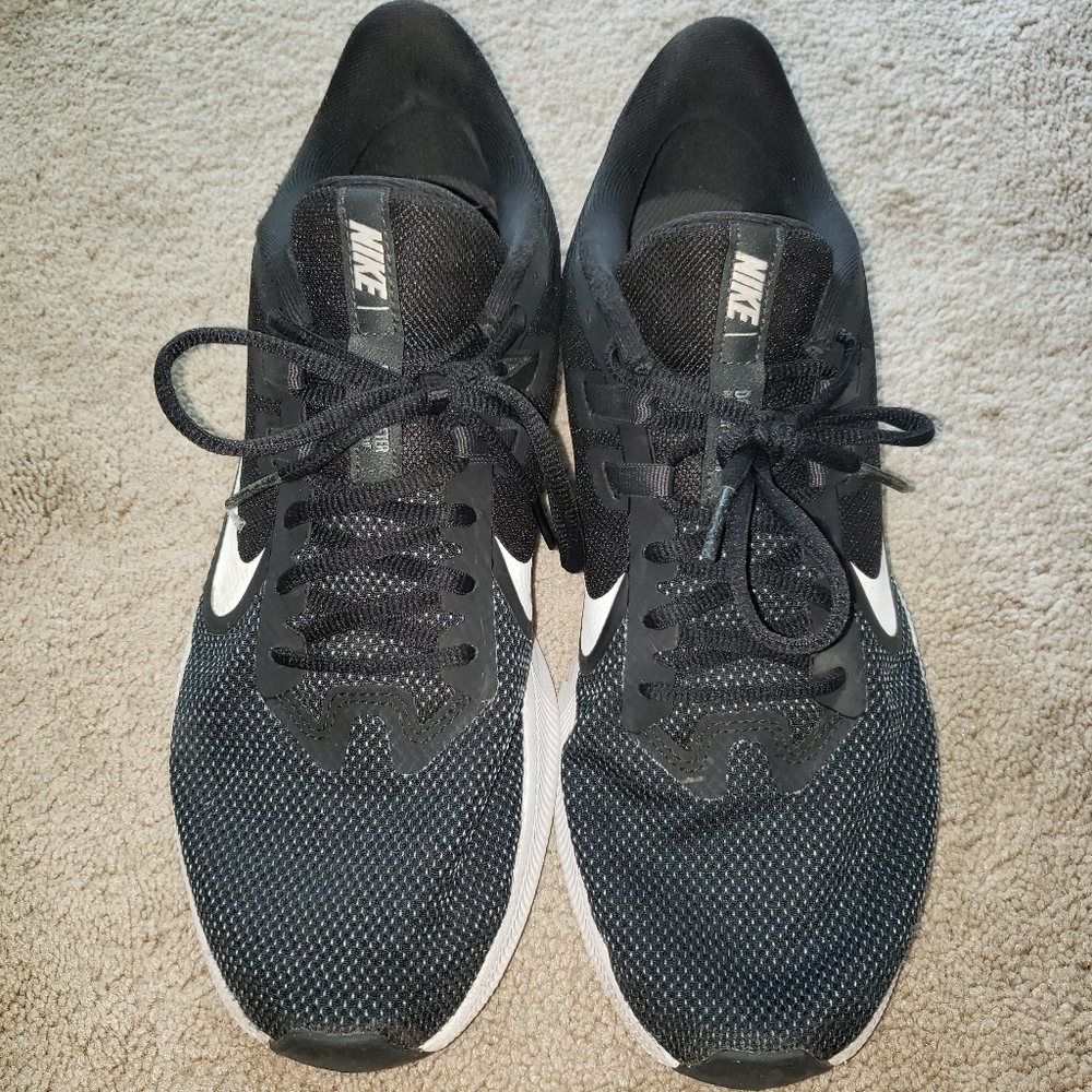 Adult mens size 9.5 Nike running sneakers athletic shoes black white